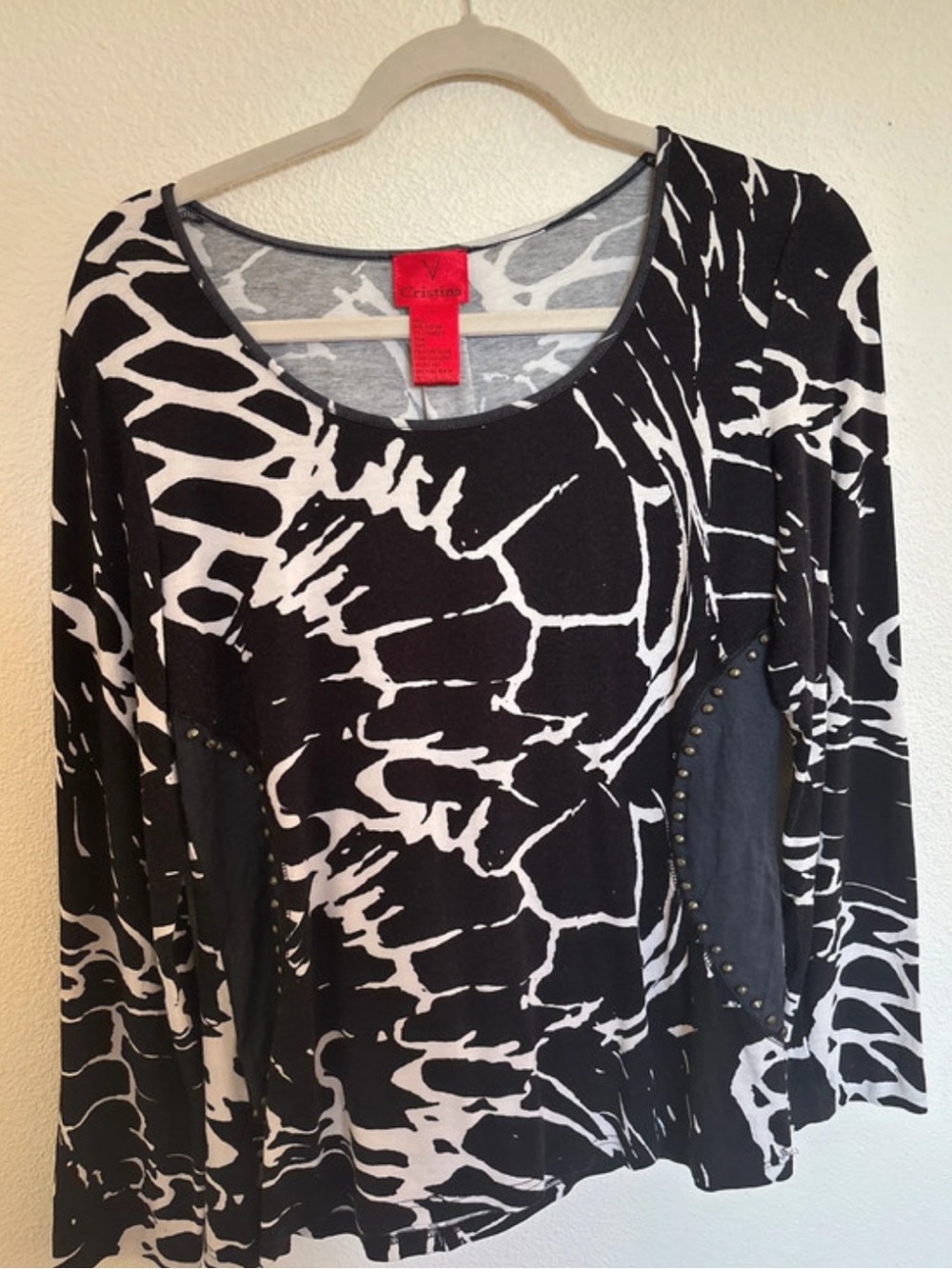 Christina V Black & White Patterned Scoop Neck Women's Top